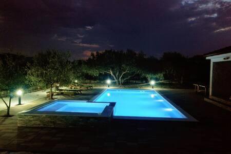 Apartment House Kastela With Heated Pool & Jacuzzi Luaran gambar