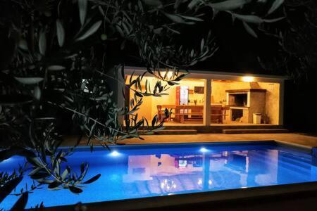 Apartment House Kastela With Heated Pool & Jacuzzi Luaran gambar
